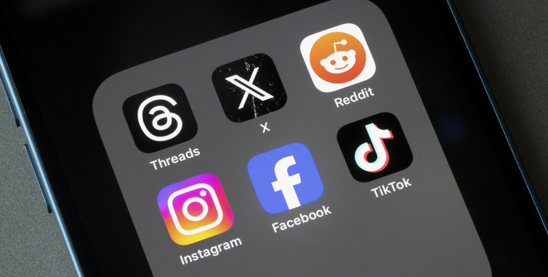 KI generiert: Das Bild zeigt eine Sammlung von Social-Media-Apps auf einem Smartphone-Bildschirm, darunter Threads, X, Reddit, Instagram, Facebook und TikTok. Der Hauptinhalt des Bildes sind die App-Icons in einem Ordner.