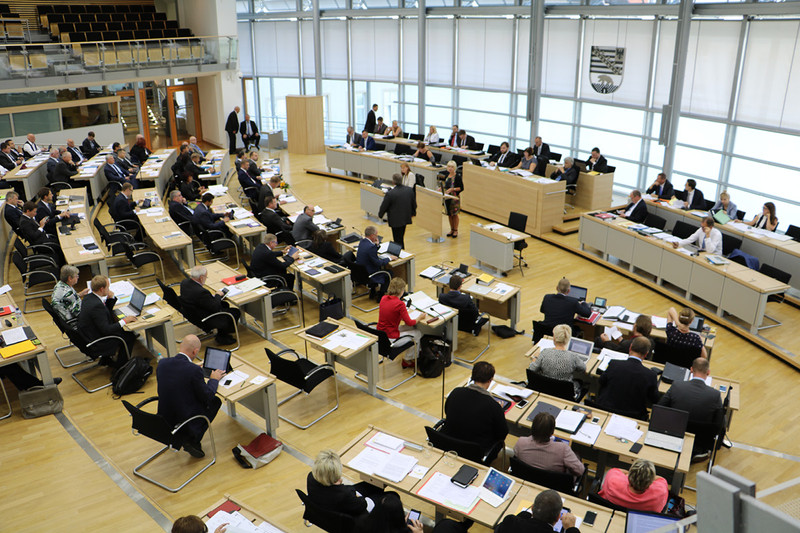 Gefüllter Plenarsaal des Landtages von Sachsen-Anhalt.