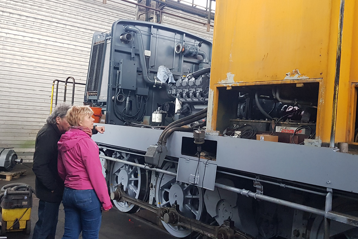Cornelia Lüddemann im Gespräch vor einer Lokomotive. 