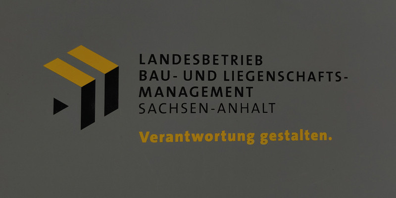 KI generiert: Das Bild zeigt das Logo und den Namen des Landesbetriebs Bau- und Liegenschaftsmanagement Sachsen-Anhalt mit dem Slogan "Verantwortung gestalten". Es handelt sich um eine Darstellung eines offiziellen Logos mit textlichen Informationen.