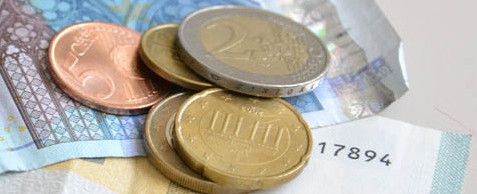 KI generiert: Das Bild zeigt verschiedene Euro-Münzen und -Scheine auf einer Oberfläche. Es steht symbolisch für das Thema Geld oder Währung.