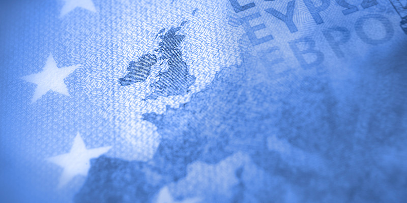 KI generiert: Das Bild zeigt eine Nahaufnahme einer europäischen Banknote, auf der eine Karte mit Umrissen von Ländern und Sterne des europäischen Symbols zu sehen sind. Es scheint Europa oder Teile davon darzustellen.