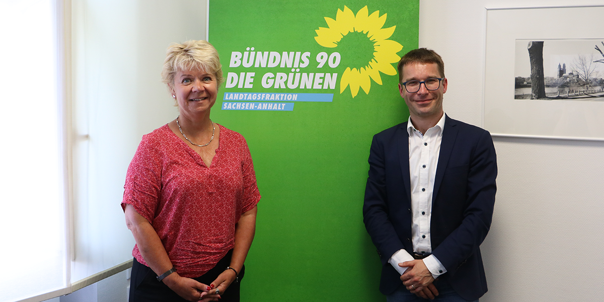 Cornelia Lüddemann und Sebastian Striegel stehen nach ihrer Wiederwahl als Fraktionsvorstand vor einem grünen Roll-Up mit der Aufschrift BÜNDNIS 90/DIE GRÜNEN Landtagsfraktion-Sachsen-Anhalt.