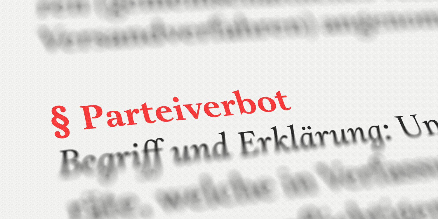 KI generiert: Das Bild zeigt den Begriff "Parteiverbot" in roter Schrift, der hervorgehoben auf einer ansonsten verschwommenen Textseite steht. Der Hauptinhalt des Bildes ist das Thema "Parteiverbot" in einem rechtlichen Kontext.
