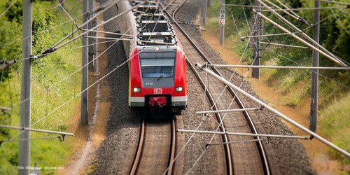 Ein Zug der deutschen Bahn fährt über Schienen.